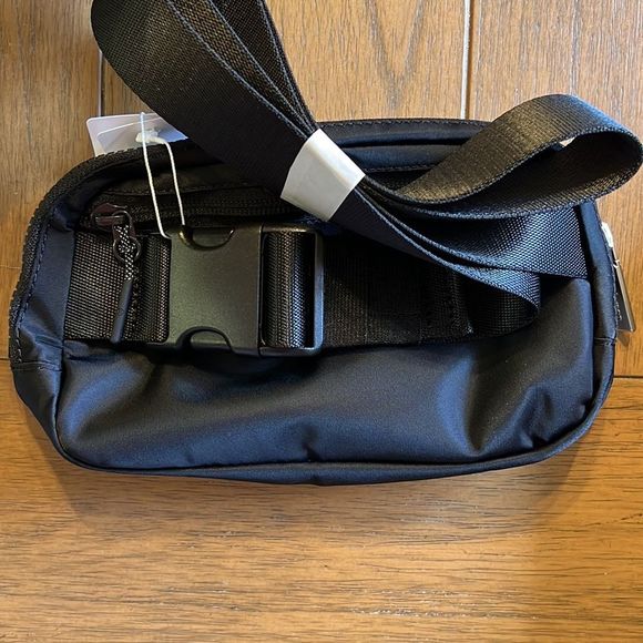 Lululemon Everywhere Belt Bag Black - Picture 2 of 2